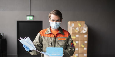 Mitarbeiter des Zivilschutzes verteilten Ende April unentgeltlich Schutzmasken an Unternehmen und Betriebe, die nach den ersten Lockerungen wieder öffnen konnten. (Archivbild)