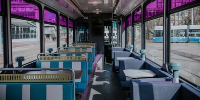 Autor Willi Wottreng liest im Bücher-Tram von Orell Füssli aus seinem neuen Roman «Unter Druck».