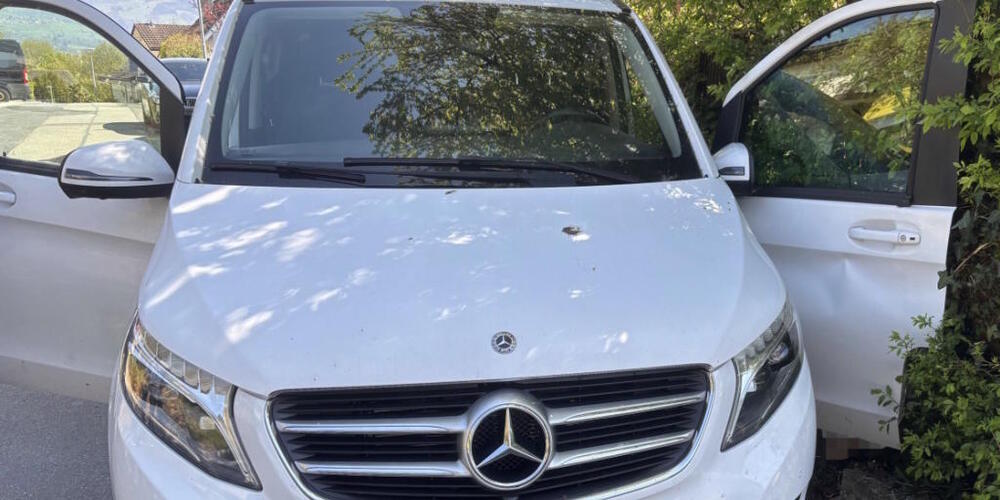 Ein 56-jähriger Mann wurde in Schmerikon zwischen einem Auto und einer Mauer eingeklemmt und dabei leicht verletzt.