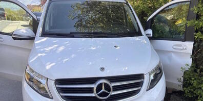 Ein 56-jähriger Mann wurde in Schmerikon zwischen einem Auto und einer Mauer eingeklemmt und dabei leicht verletzt.