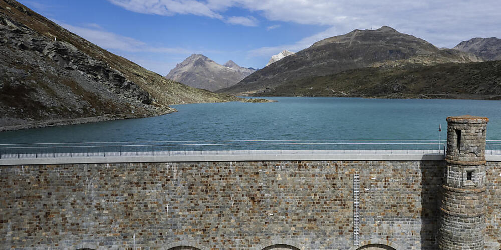 Blick auf die Staumauer des Energieunternehmens Repower am Lago Bianco auf dem Berninapass. (Archivbild)