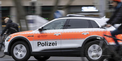 Eine Autolenkerin prallte am Dienstagabend mit ihrem Fahrzeug in einen Streifenwagen der Stadtpolizei Zürich. Zwei Polizisten wurden mittelschwer verletzt. (Symbolbild)
