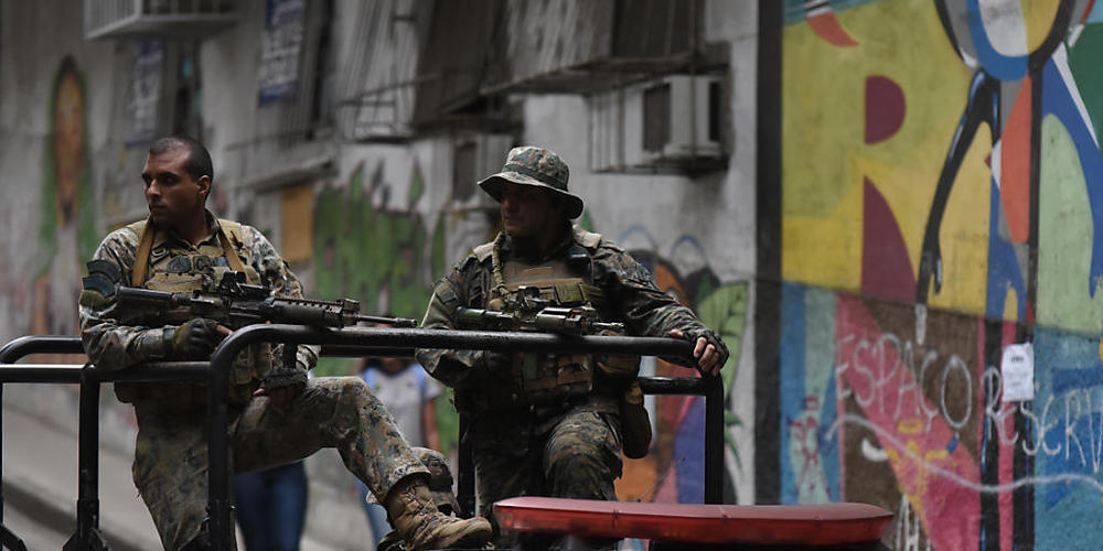 ARCHIV - Sicherheitskräfte patrouillieren in der favela Babilonia. In keinem anderen Land der Welt kommen so viele Menschen bei Polizei-Einsätzen ums Leben wie in Brasilien. Foto: Fabio Teixeira/dpa