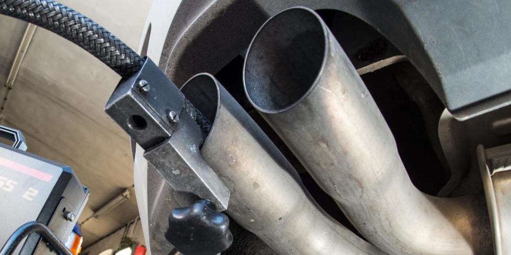 VW hat im Dieselskandal an etwa 240'000 Kunden Entschädigungen ausbezahlt - im Bild Abgasuntersuchung bei einem VW Golf 2.0 TDI. (Archivbild)