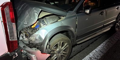 Beim Auffahrunfall beim Reichenburger Kreuz wurde der 75-jährige Unfallverursacher leicht verletzt, zudem entstand grosser Sachschaden an zwei Autos.