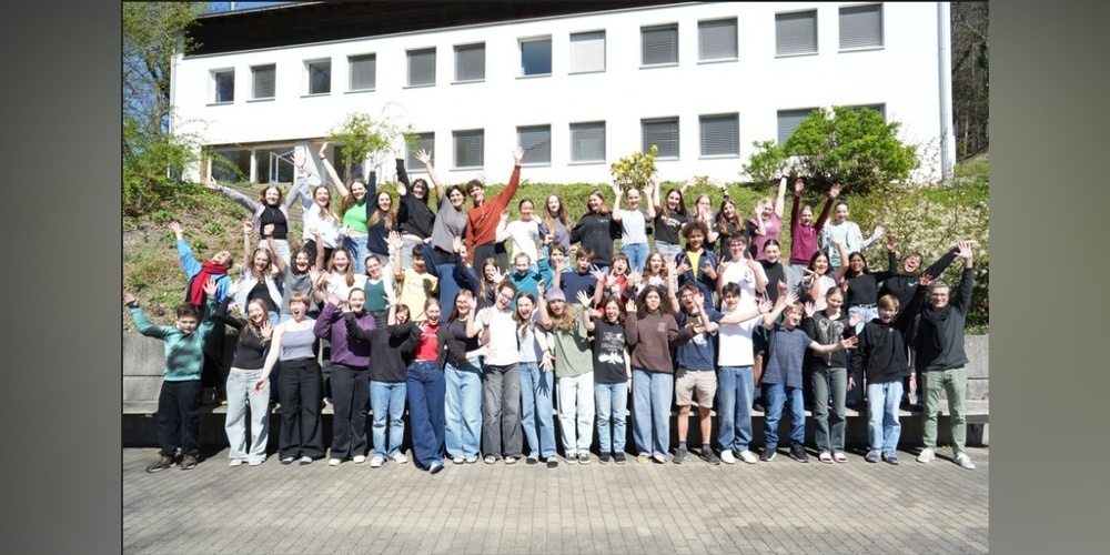 Über 50 Singbegeisterte bereiten die Jugendkonzerte und das Jubiläumskonzert in einem Lager vor.
