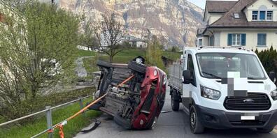 Das Auto kippte zur Seite.