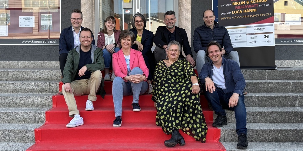 Hinten: Jérôme Weber und Jasmin Inauen (Mobiliar-Generalagentur Rheintal), Sabina Saggioro (Rheintaler Kulturstiftung), Christian Häle (Sonnenbau-Gruppe), Marcel Fürer (Gemeinderatsschreiber Au). Vorne: Fabian Sonderegger (Sonnenbau-Gruppe), Sandra Brülisauer (Gravag Energie AG), Denise Zellweger und Pascal Zäch (Kinotheater Madlen)