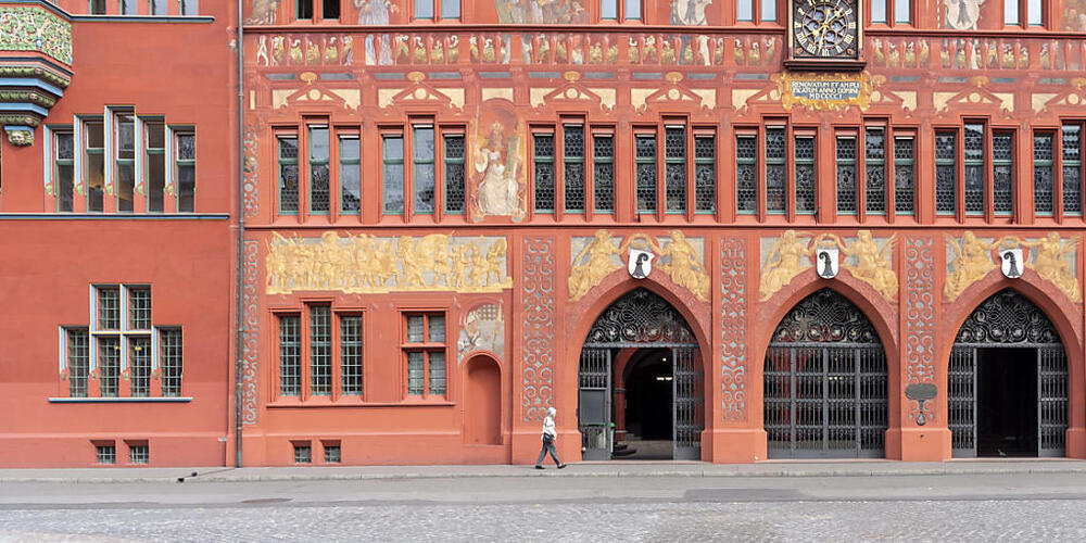 Ein 18-Jähriger wird verdächtigt, dem Basler Kantonsparlament, das jeweils im Rathaus tagt, mit einem Amoklauf gedroht zu haben. (Archivbild)