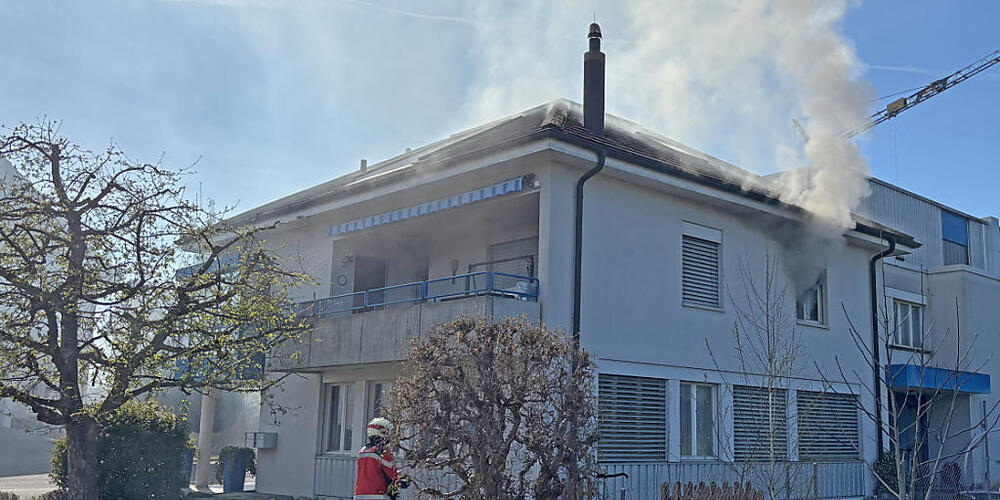 Der Brand brach in einem Schlafzimmer der Wohnung aus.