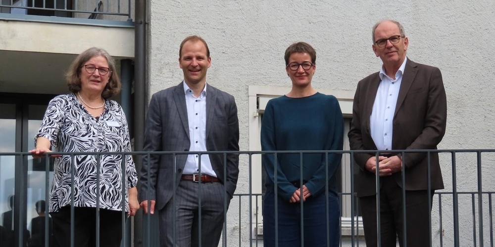 Ursula Nobs (Geschäftsführerin der Pension Obersee, l.) und Dominik Müller (Präsident der Stiftung St. Josef, 2.v.l.) tauschten sich mit Anke Lehmann (Amtsleiterin Pflege und Entwicklung, 2.v.r.) und Dr. Bruno Dammann (Vorsteher des Gesundheitsdepartement, r.) aus.