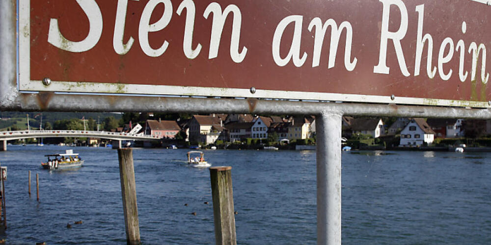 Auch bei Stein am Rhein SH führt der Rhein derzeit zu wenig Wasser für die Schifffahrt. (Archivbild)