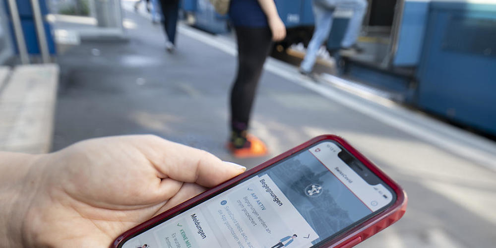 Findet die Schweiz mit der EU eine rechtliche Lösung, so könnten Reisende bereits im August die Swiss-Covid-App auch in Deutschland, Österreich und Italien benutzen. (Archivbild)