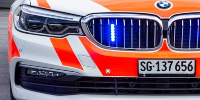 Eine fahrunfähige Autolenkerin (67) lieferte sich eine Verfolgungsjagd mit einer Polizeipatrouille und war erst mittels Bremsmanöver zu stoppen. (Symbolbild)