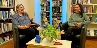 Petra Pellini (rechts) im Gespräch mit Sabine Loop.