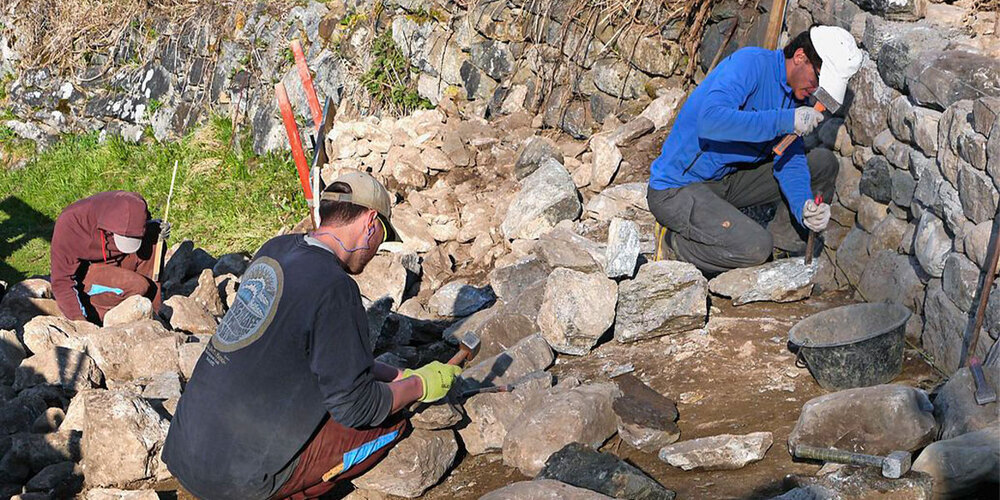 Vom Steinhaufen zur Trockensteinmauer.