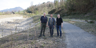 Die beiden Revierförster Peter Schilliger (l.) und Simon Föhn sowie Donat Mächler (r.), Präsident der Wuhrkorporation, scheinen mit dem Ergebnis zufrieden. In 30 bis 40 Jahren wird hier wahrscheinlich wieder ein Wald stehen. 