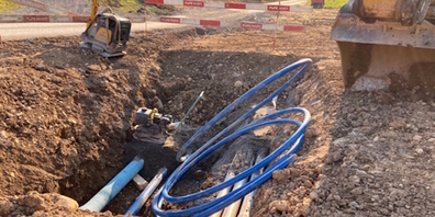 Leitungsarbeiten in der Umgebung des fertiggestellten Rohbaus des Reservoirs Waid.