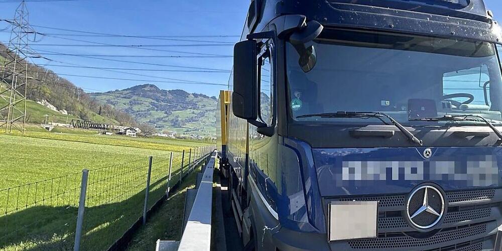 ... das Lastwagengespann des 49-jährigen Unfallverursachers.