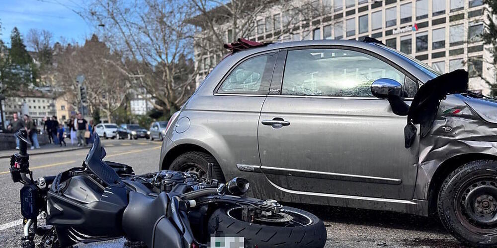 Ein Motorradfahrer verletzte sich am Samstag bei einer Kollision mit einem Auto in der Stadt St. Gallen.