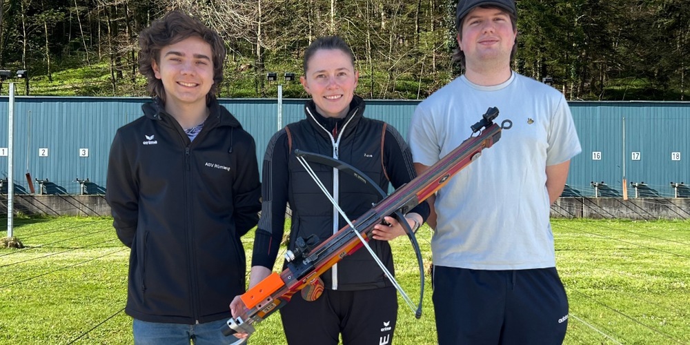 Die Rümlanger Armbrustschützen (vlnr) Lorin Pisa, Joëlle Baumgartner und Yoric Pisa haben sich an der Swiss Trophy in Frauenfeld gut geschlagen.