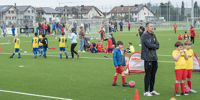 Viele Kinder zog es am Sonntag nach Siebnen – sie alle wollten Fussball spielen.