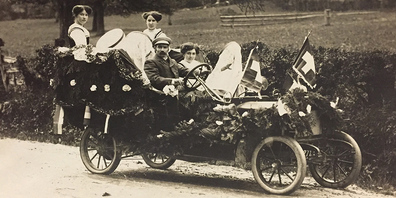 Stickereiunternehmer waren oft die ersten Besitzer von Automobilen. Hier: Erhard Ruoss-Kistler sen. auf der Fahrt zur Einweihung des Bahnhofs Schübelbach-Buttikon 1914.