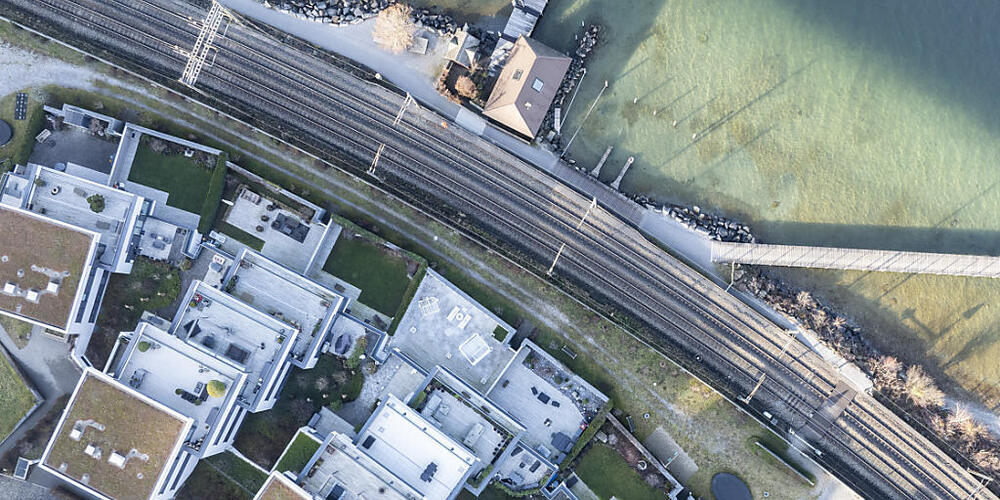 Gemeinden müssen sich derzeit am Ausbau des Uferwegs am Zürichsee beteiligen. Eine Parlamentarische Initiative, die das ändern will, war im Kantonsrat umstritten. (Archivbild)