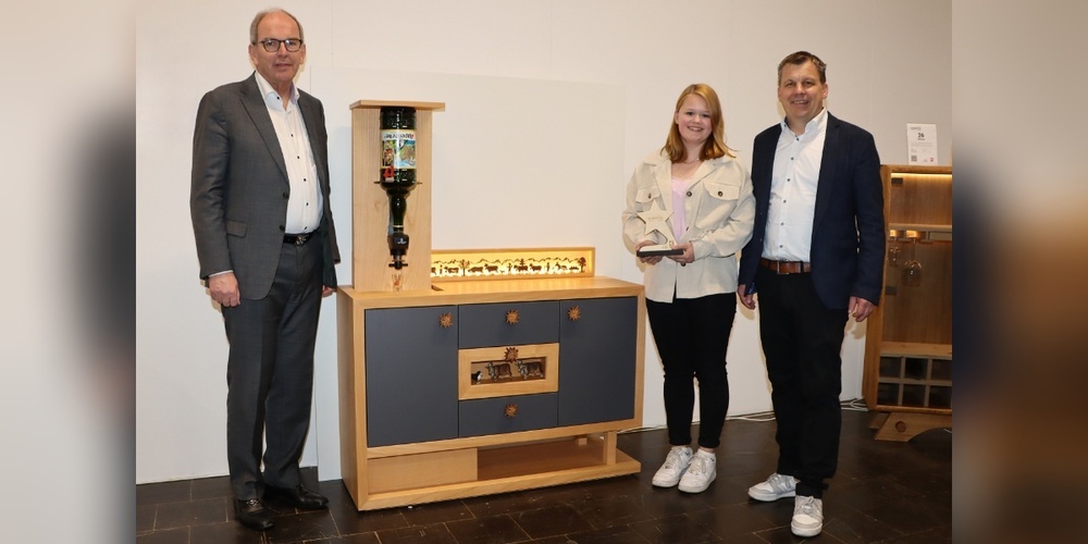 Regierungsrat Bruno Damann (links) und Schreiner-Verbandspräsident Urs Hungerbühler (rechts) gratulieren dem frisch gekürten Nachwuchsstar Fabienne Bamert zu ihrem unverkennbaren und liebevoll gestalteten Wohnzimmermöbel. 