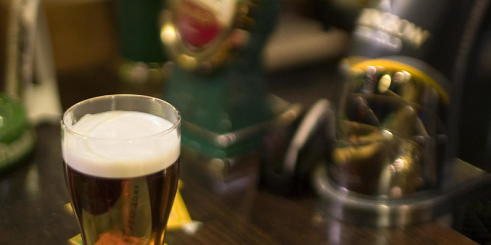 Eine Bar in Olten SO hat am Dienstagabend gemeldet, dass ein Gast positiv auf das Corona-Virus getestet worden ist. Die Betreiber baten alle Besucher des entsprechenden Abends, sich in Quarantäne zu begeben. (Symbolbild)