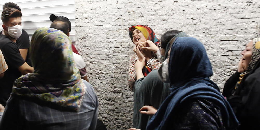 Zahlreiche Personen warteten am Dienstagabend vor einem Spital in Teheran auf Informationen über ihre Angehörigen, die von einer Explosion in einer Privatklinik betroffen waren.