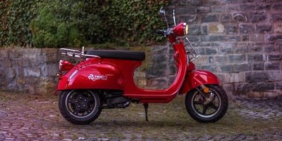 Bei einem nächtlichen Unfall auf der Rosengartenstrasse stürzte ein E-Roller-Fahrer schwer.