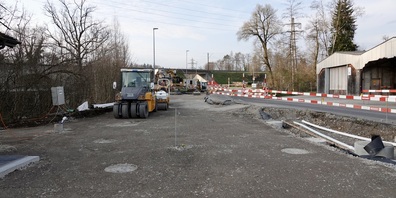 Ruhende Baustelle auf der Holzwiesstrasse in Blickrichtung SBB-Unterführung während einer Besichtigung Ende März. (Archivbild)