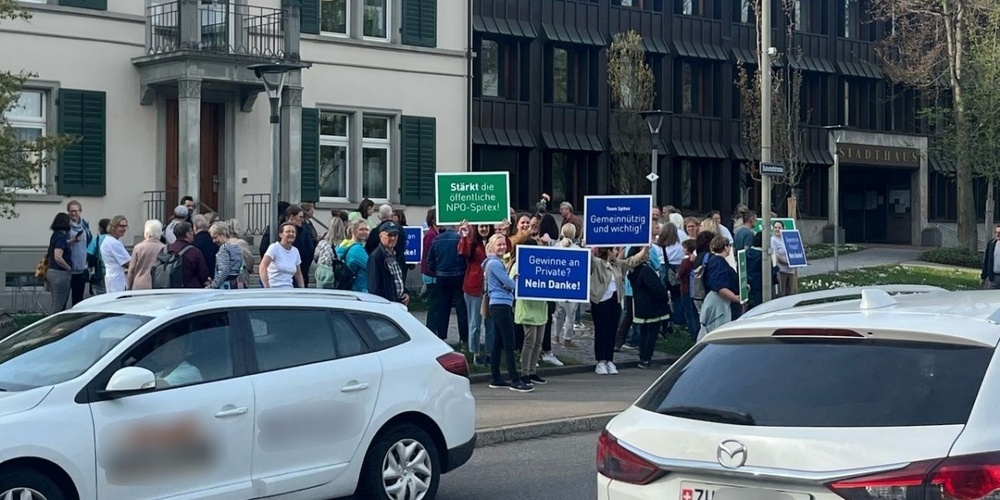 Menschen demonstrieren vor dem Stadthaus in Wetzikon gegen das geplante Vorhaben von FK II und Stadtrat.