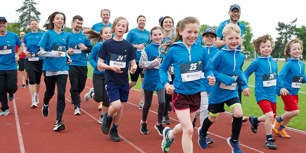 Am Sponsorenlauf für krebskranke Kinder sind motivierte Läuferinnen und Läufer unterwegs. 