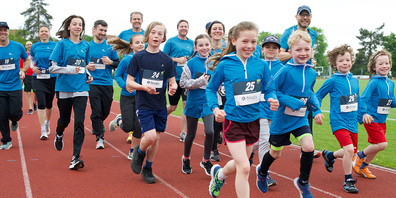 Am Sponsorenlauf für krebskranke Kinder sind motivierte Läuferinnen und Läufer unterwegs. 