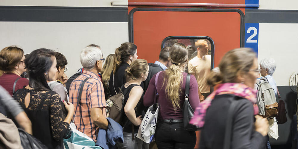 Es sind immer mehr Aargauerinnen und Aargauer unterwegs: Die Bevölkerungszahl im Kanton dürfte gemäss aktualisierten Prognosen bis 2055 um rund 160'000 auf 896'000 Personen steigen. (Symbolbild)