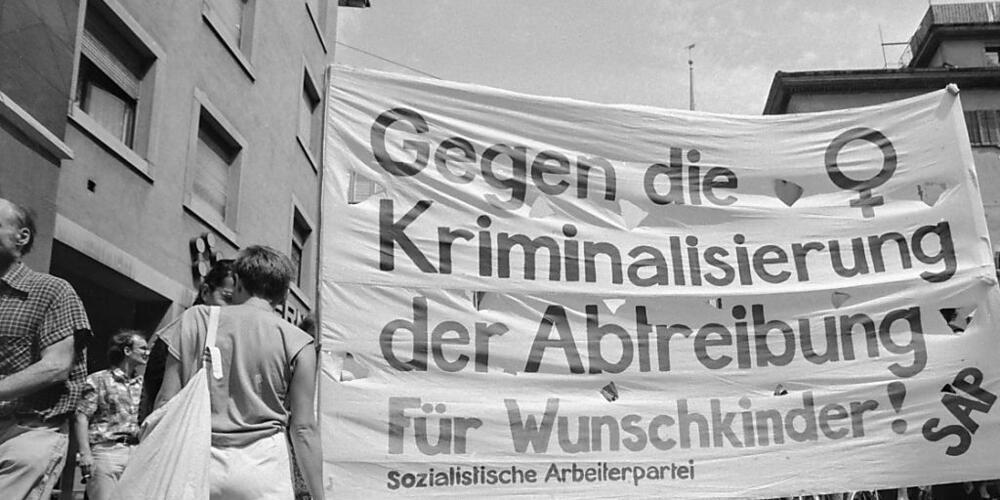 In Zürich demonstrierten 1985 zahlreiche Personen gegen die Volksinitiative "Recht auf Leben", die ein generelles Abtreibungsverbot forderte. Sie wurde an der Urne mit 69 Prozent Nein-Stimmen verworfen.