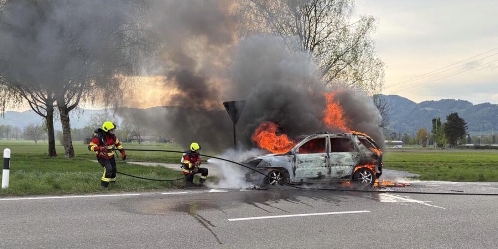Das Auto brannte komplett aus.