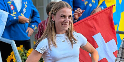 Der Grüscher Tennisclub ehrt Annik Kälin.