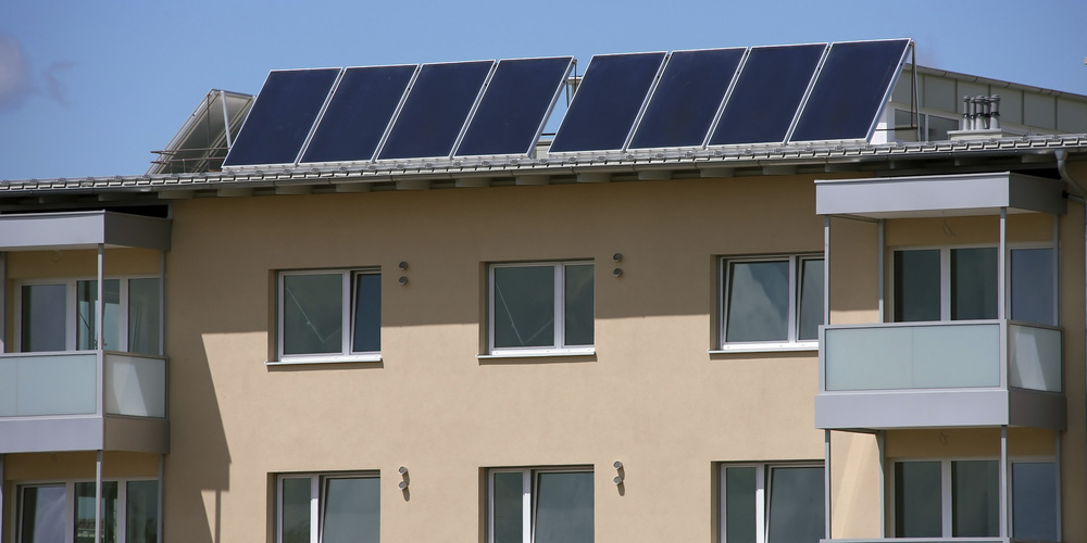 Die von den St.Galler Grünen angedachte Solaroffensive sieht eine Solarpflicht auf bestehenden Bauten vor. (Symbolbild)