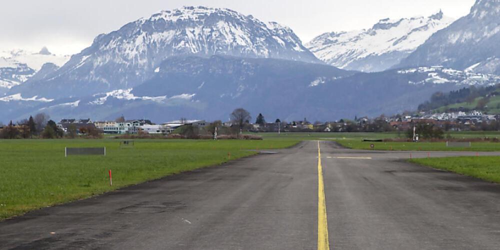Blick auf ein Rollfeld des Flugplatzes Buochs. (Archivaufnahme)
