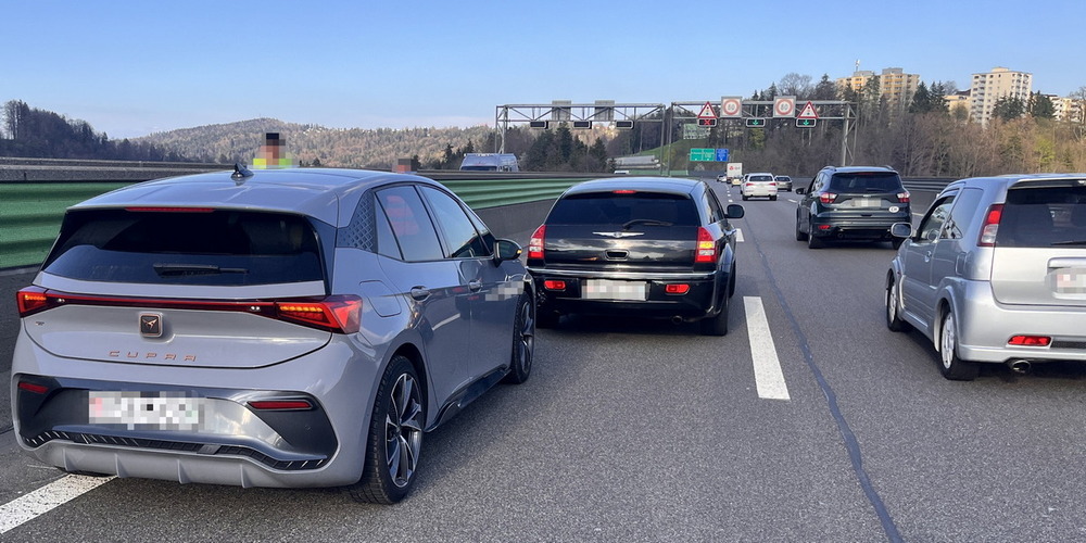 Der Unfall führte zu einer Staubildung.