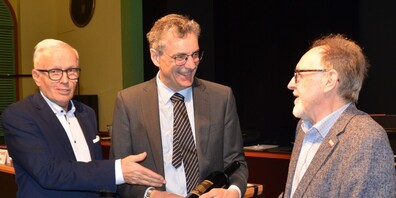Ortsgemeindepräsident Norbert Hodel (l.) dankt den Ortsbürgerräten Hansruedi Nick und Fredy Weber für ihr grosses Engagement.