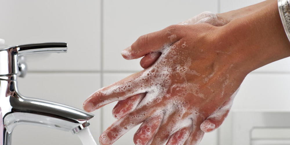 Die in der Coronakrise gelernten Hygiene-Massnahmen sollten langfristig beibehalten werden. Z. B. auch zur Vorbeugung der Schweinegrippe, die gerade wieder in China virulent zu werden scheint. (Symbolbild)