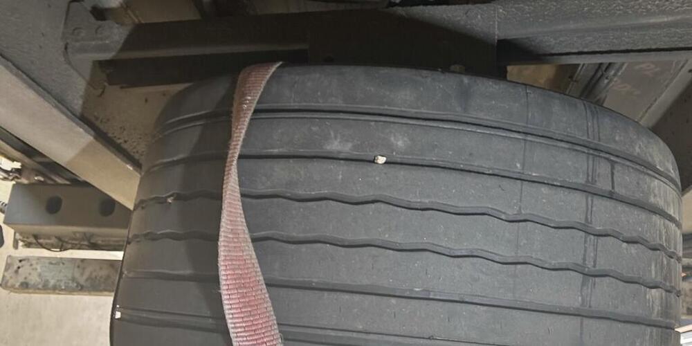 Das Rad drohte herunterzufallen. Die Schaffhauser Polizei legte einen Lastwagen mit Anhänger still.