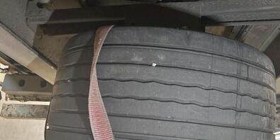 Das Rad drohte herunterzufallen. Die Schaffhauser Polizei legte einen Lastwagen mit Anhänger still.