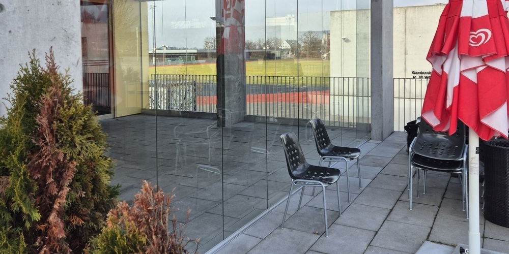 Eine Sitzplatzverglasung im Restaurant Griespark ermöglicht den Besuch bei jeder Witterung.