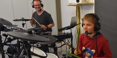 Im neuen Ensembleraum: ein Schlagzeugschüler mit Musiklehrer Stefan Flückiger.