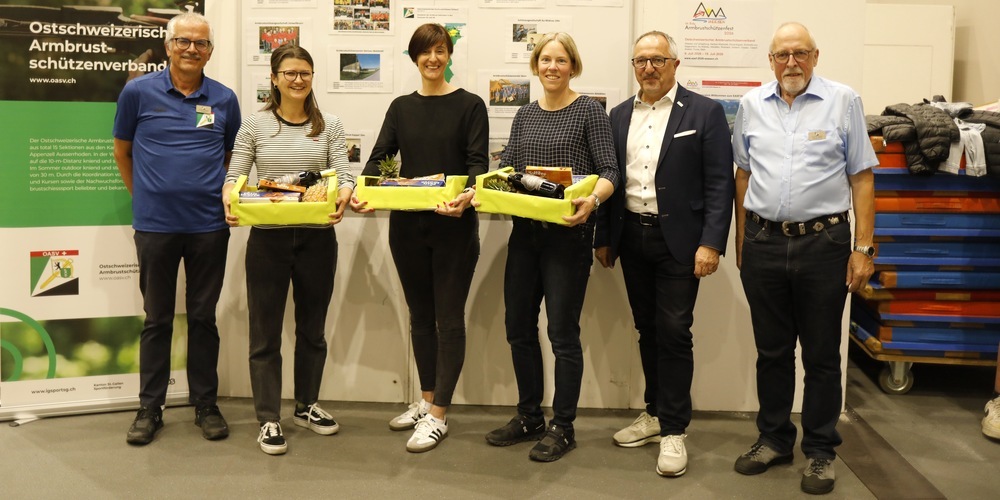 Ernst Zellweger (Präsident OASV), Anna Jankovics (2.), Manuela Gartmann (OFFA Schützenkönigin), Priska Roth (3.), Josef Dürr (Präsident IG Sport SG) und Fritz Brülisauer («Mister OFFA» OASV)
